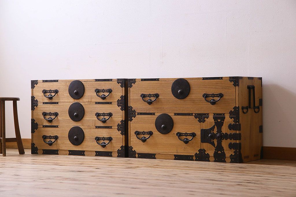 アンティーク家具　和製アンティーク　前面桐材　立派な金具が魅力的な五丁引き衣装箪笥(重ね箪笥、時代箪笥、桐箪笥、桐たんす)