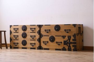 アンティーク家具　和製アンティーク　前面桐材　立派な金具が魅力的な五丁引き衣装箪笥(重ね箪笥、時代箪笥、桐箪笥、桐たんす)