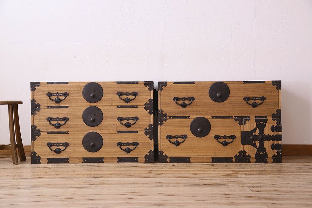 アンティーク家具　和製アンティーク　前面桐材　立派な金具が魅力的な五丁引き衣装箪笥(重ね箪笥、時代箪笥、桐箪笥、桐たんす)