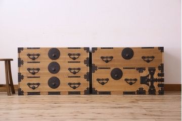 アンティーク家具　和製アンティーク　前面桐材　立派な金具が魅力的な五丁引き衣装箪笥(重ね箪笥、時代箪笥、桐箪笥、桐たんす)