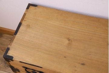 アンティーク家具　和製アンティーク　前面桐材　立派な金具が魅力的な五丁引き衣装箪笥(重ね箪笥、時代箪笥、桐箪笥、桐たんす)