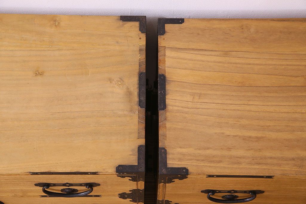 アンティーク家具　和製アンティーク　前面桐材　立派な金具が魅力的な五丁引き衣装箪笥(重ね箪笥、時代箪笥、桐箪笥、桐たんす)