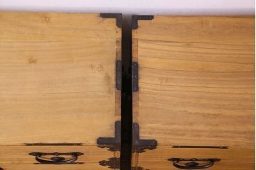 アンティーク家具　和製アンティーク　前面桐材　立派な金具が魅力的な五丁引き衣装箪笥(重ね箪笥、時代箪笥、桐箪笥、桐たんす)