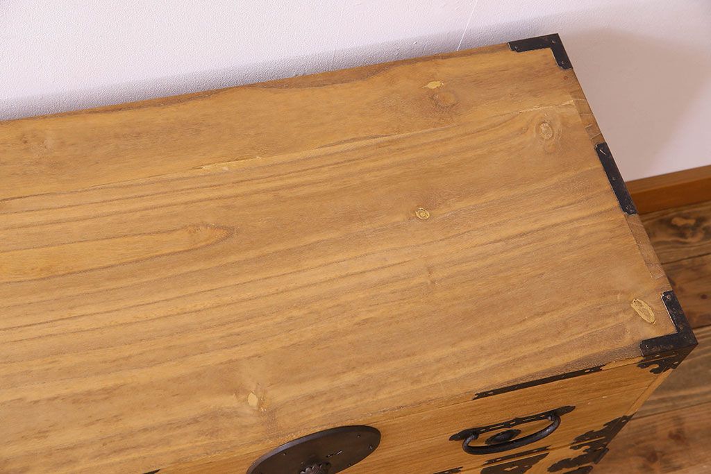 アンティーク家具　和製アンティーク　前面桐材　立派な金具が魅力的な五丁引き衣装箪笥(重ね箪笥、時代箪笥、桐箪笥、桐たんす)