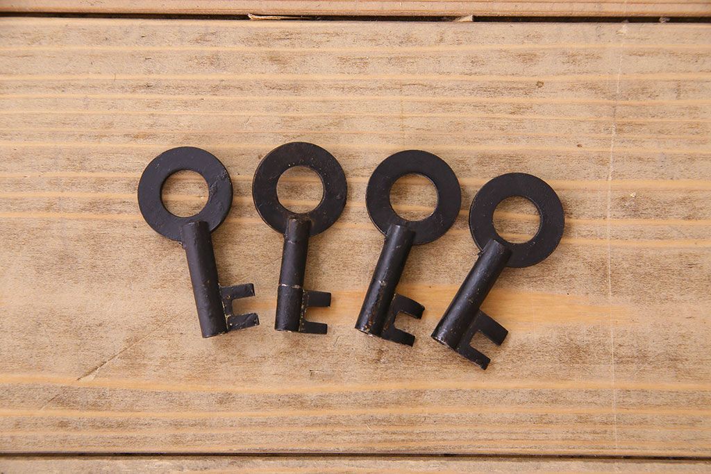 アンティーク家具　和製アンティーク　前面桐材　立派な金具が魅力的な五丁引き衣装箪笥(重ね箪笥、時代箪笥、桐箪笥、桐たんす)