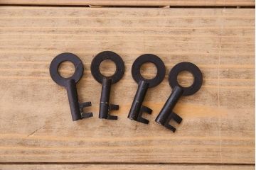 アンティーク家具　和製アンティーク　前面桐材　立派な金具が魅力的な五丁引き衣装箪笥(重ね箪笥、時代箪笥、桐箪笥、桐たんす)