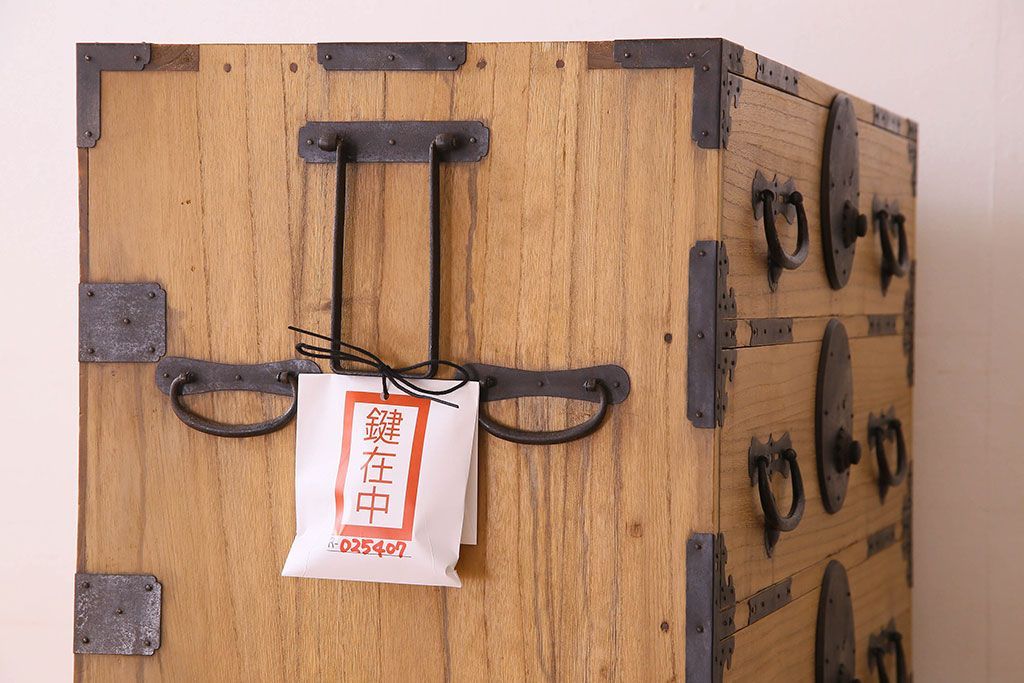 アンティーク家具　和製アンティーク　前面桐材　立派な金具が魅力的な五丁引き衣装箪笥(重ね箪笥、時代箪笥、桐箪笥、桐たんす)