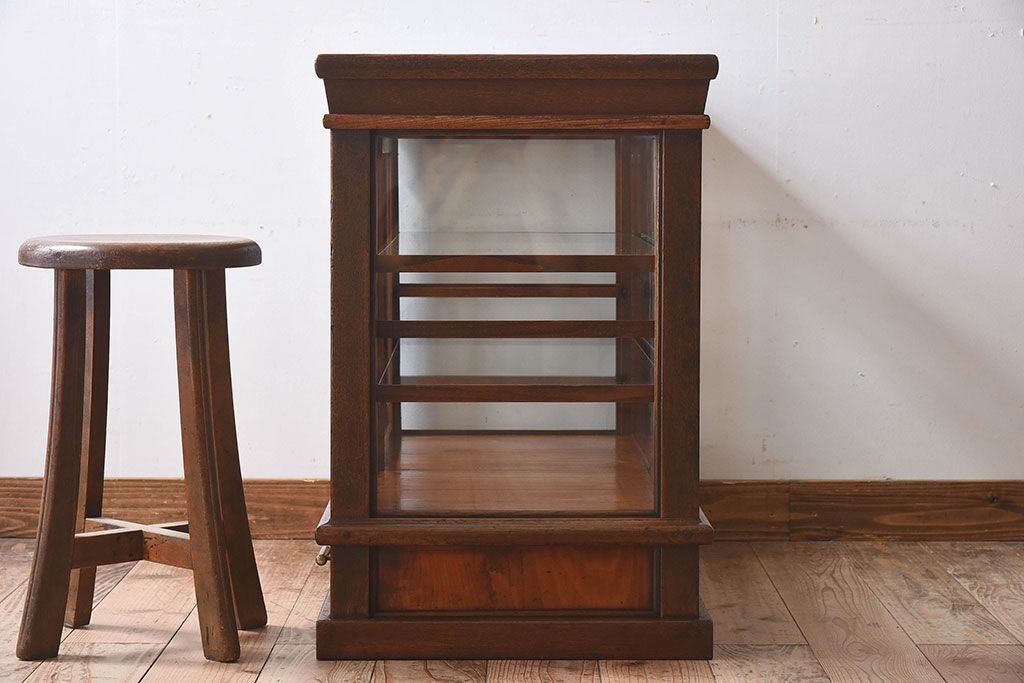 アンティーク家具　大正ロマン 引き出し付き!小振りな三面ガラスケース(ショーケース、収納棚、陳列棚)