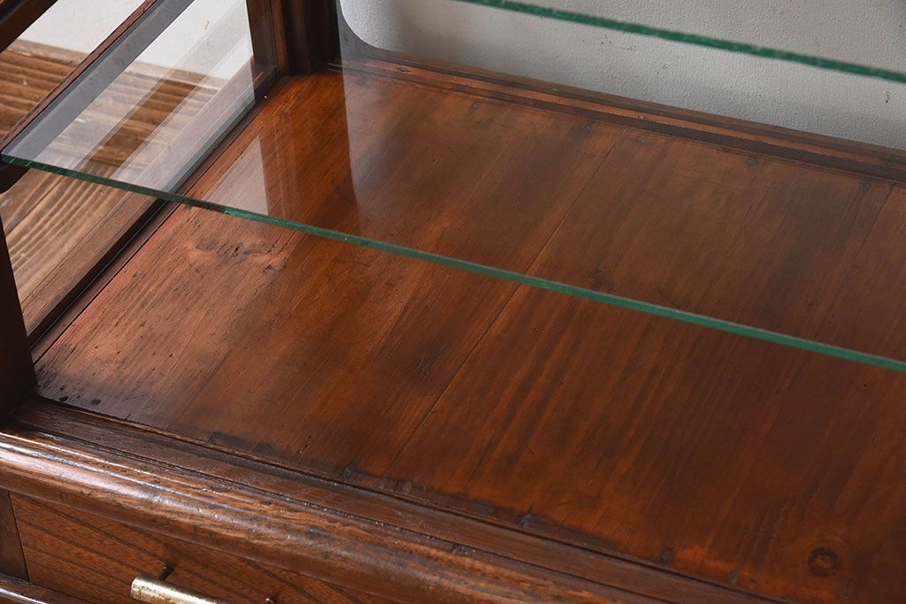 アンティーク家具　大正ロマン 引き出し付き!小振りな三面ガラスケース(ショーケース、収納棚、陳列棚)