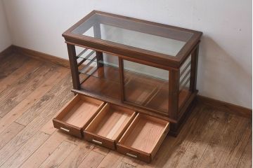 アンティーク家具　大正ロマン 引き出し付き!小振りな三面ガラスケース(ショーケース、収納棚、陳列棚)