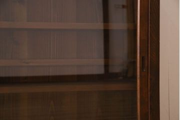 アンティーク家具　大正ロマン　前面の飾りが素敵な収納棚(戸棚、ガラスケース、ショーケース)(2)