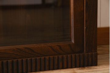 アンティーク家具　大正ロマン　前面の飾りが素敵な収納棚(戸棚、ガラスケース、ショーケース)(2)