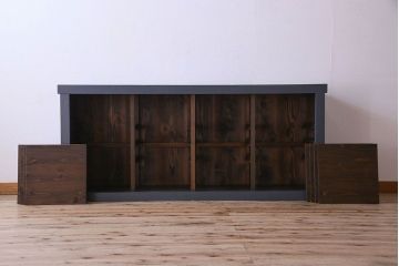 ペイント家具　シックなカラーが素敵な四面引き戸の収納棚(戸棚、食器棚)