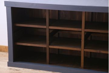 ペイント家具　シックなカラーが素敵な四面引き戸の収納棚(戸棚、食器棚)