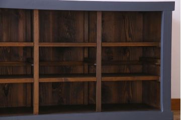 ペイント家具　シックなカラーが素敵な四面引き戸の収納棚(戸棚、食器棚)