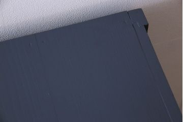 ペイント家具　シックなカラーが素敵な四面引き戸の収納棚(戸棚、食器棚)