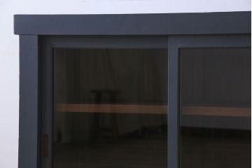 ペイント家具　シックなカラーが素敵な四面引き戸の収納棚(戸棚、食器棚)