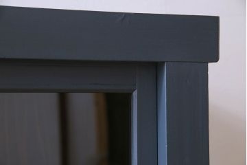 ペイント家具　シックなカラーが素敵な四面引き戸の収納棚(戸棚、食器棚)