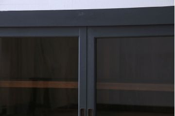 ペイント家具　シックなカラーが素敵な四面引き戸の収納棚(戸棚、食器棚)