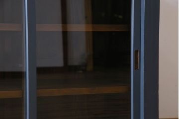 ペイント家具　シックなカラーが素敵な四面引き戸の収納棚(戸棚、食器棚)