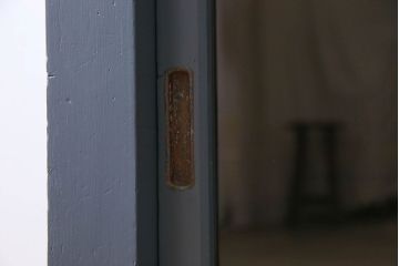 ペイント家具　シックなカラーが素敵な四面引き戸の収納棚(戸棚、食器棚)