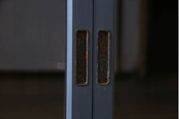 ペイント家具　シックなカラーが素敵な四面引き戸の収納棚(戸棚、食器棚)