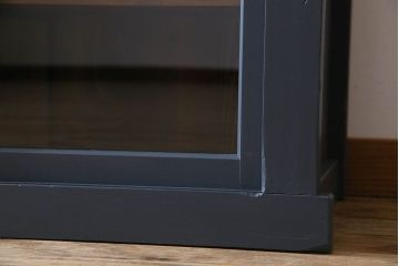 ペイント家具　シックなカラーが素敵な四面引き戸の収納棚(戸棚、食器棚)
