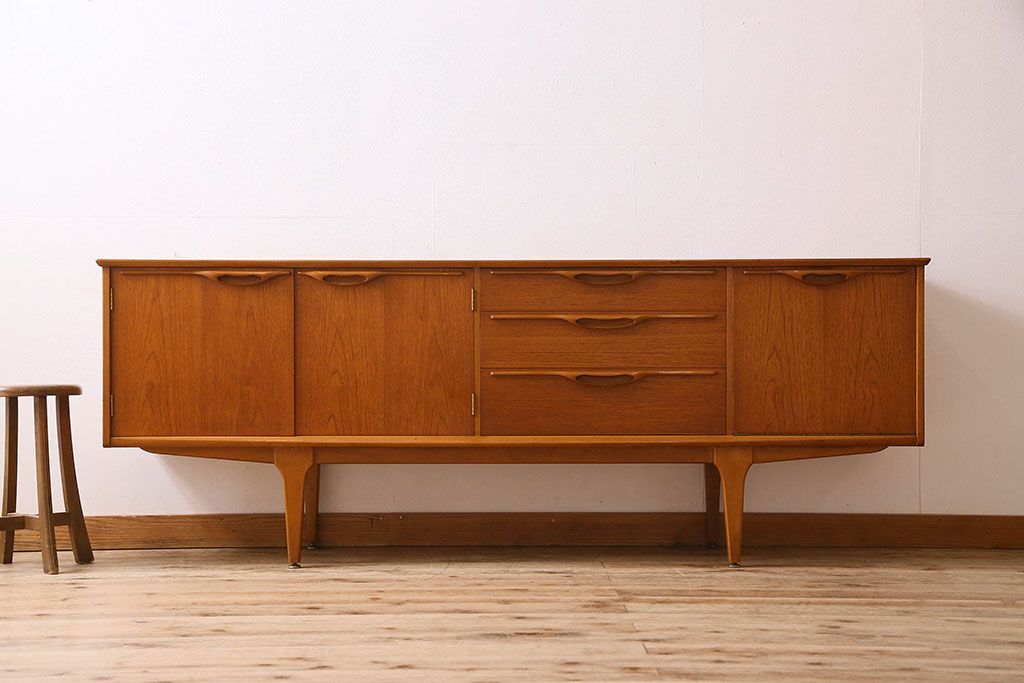 北欧家具　ビンテージ　チーク材　洗練されたデザインのサイドボード(ローボード)
