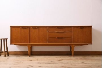 北欧家具　ビンテージ　チーク材　洗練されたデザインのサイドボード(ローボード)