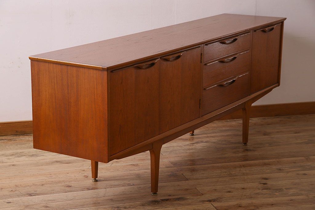 北欧家具　ビンテージ　チーク材　洗練されたデザインのサイドボード(ローボード)