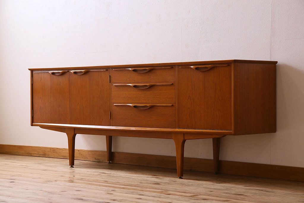 北欧家具　ビンテージ　チーク材　洗練されたデザインのサイドボード(ローボード)