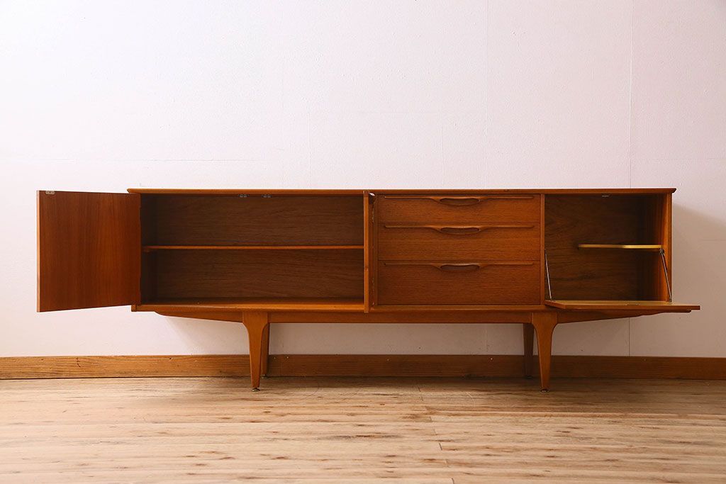 北欧家具　ビンテージ　チーク材　洗練されたデザインのサイドボード(ローボード)