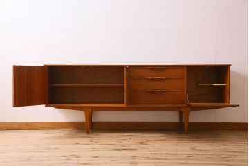 北欧家具　ビンテージ　チーク材　洗練されたデザインのサイドボード(ローボード)