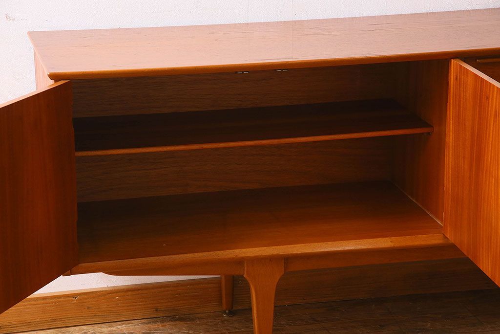 北欧家具　ビンテージ　チーク材　洗練されたデザインのサイドボード(ローボード)