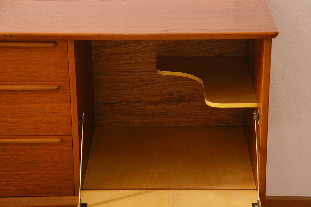 北欧家具　ビンテージ　チーク材　洗練されたデザインのサイドボード(ローボード)