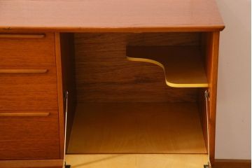 北欧家具　ビンテージ　チーク材　洗練されたデザインのサイドボード(ローボード)