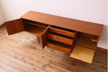 北欧家具　ビンテージ　チーク材　洗練されたデザインのサイドボード(ローボード)