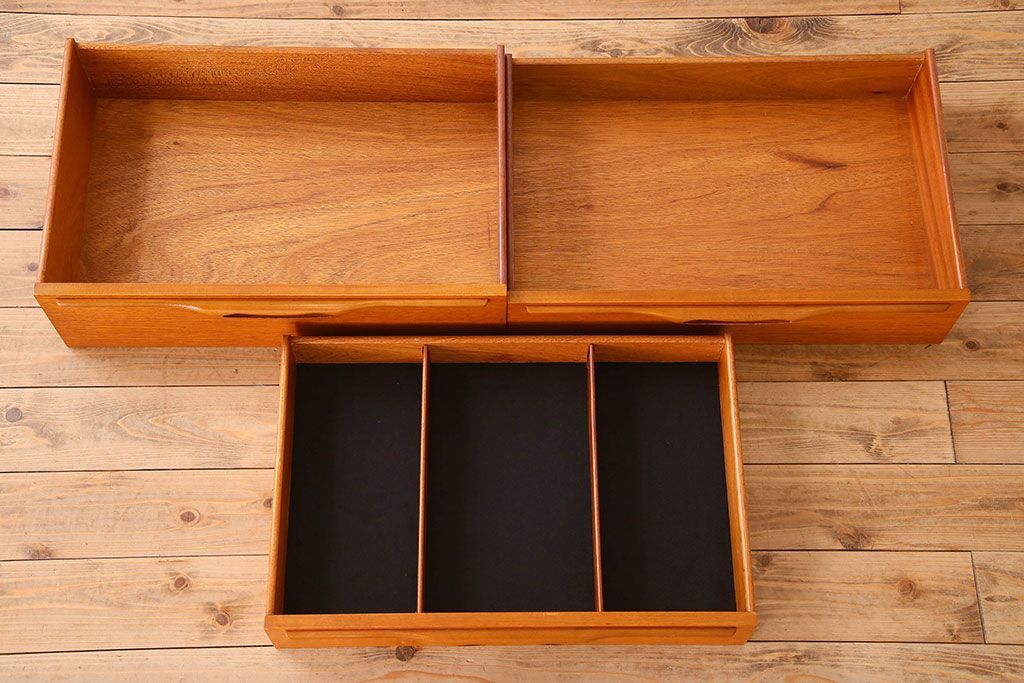 北欧家具　ビンテージ　チーク材　洗練されたデザインのサイドボード(ローボード)