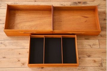 北欧家具　ビンテージ　チーク材　洗練されたデザインのサイドボード(ローボード)