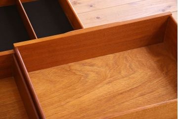 北欧家具　ビンテージ　チーク材　洗練されたデザインのサイドボード(ローボード)