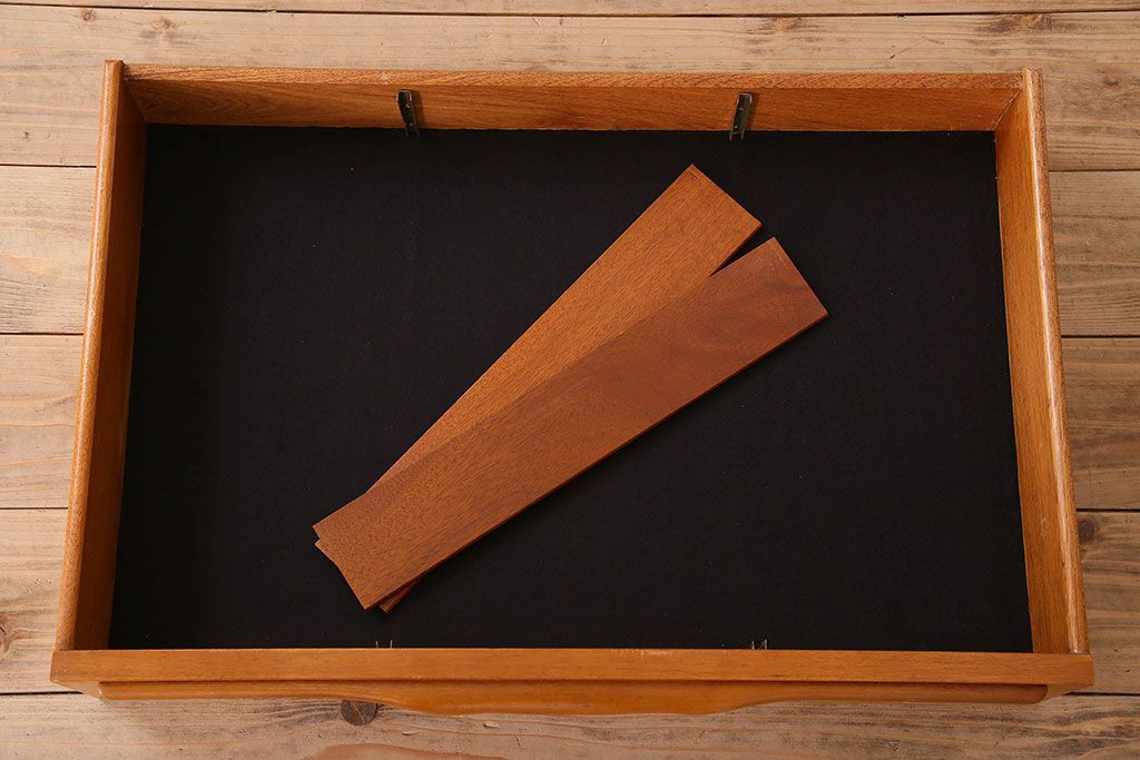 北欧家具　ビンテージ　チーク材　洗練されたデザインのサイドボード(ローボード)