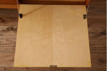 北欧家具　ビンテージ　チーク材　洗練されたデザインのサイドボード(ローボード)