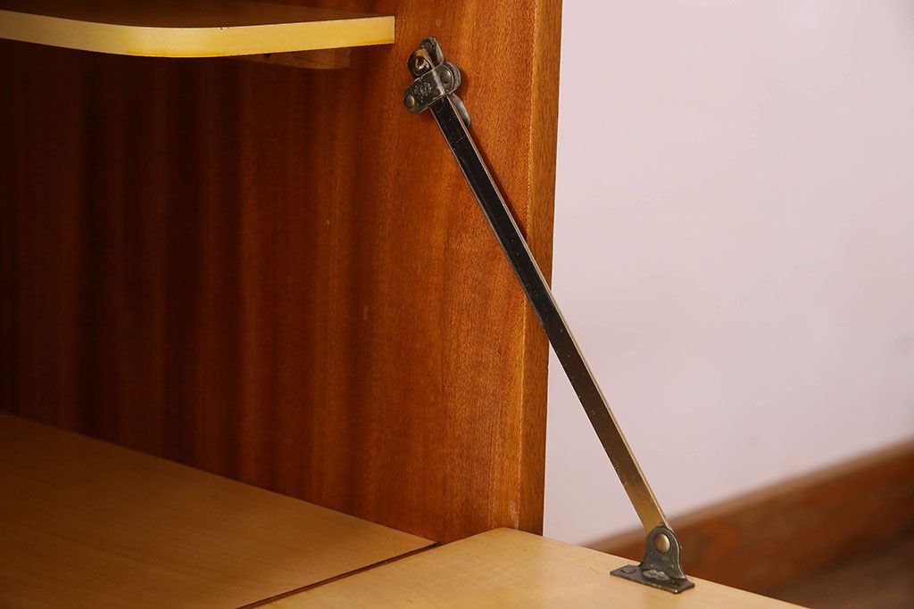 北欧家具　ビンテージ　チーク材　洗練されたデザインのサイドボード(ローボード)