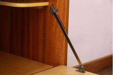 北欧家具　ビンテージ　チーク材　洗練されたデザインのサイドボード(ローボード)