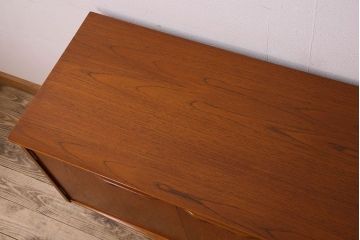 北欧家具　ビンテージ　チーク材　洗練されたデザインのサイドボード(ローボード)