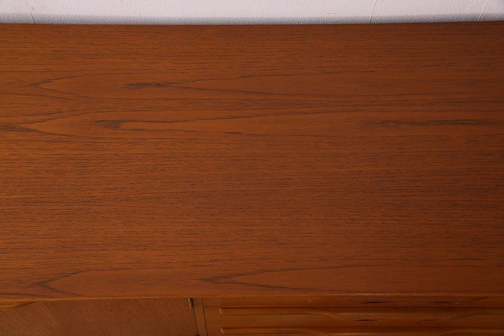 北欧家具　ビンテージ　チーク材　洗練されたデザインのサイドボード(ローボード)