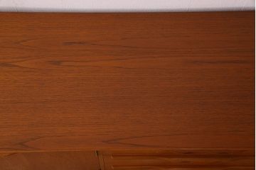 北欧家具　ビンテージ　チーク材　洗練されたデザインのサイドボード(ローボード)