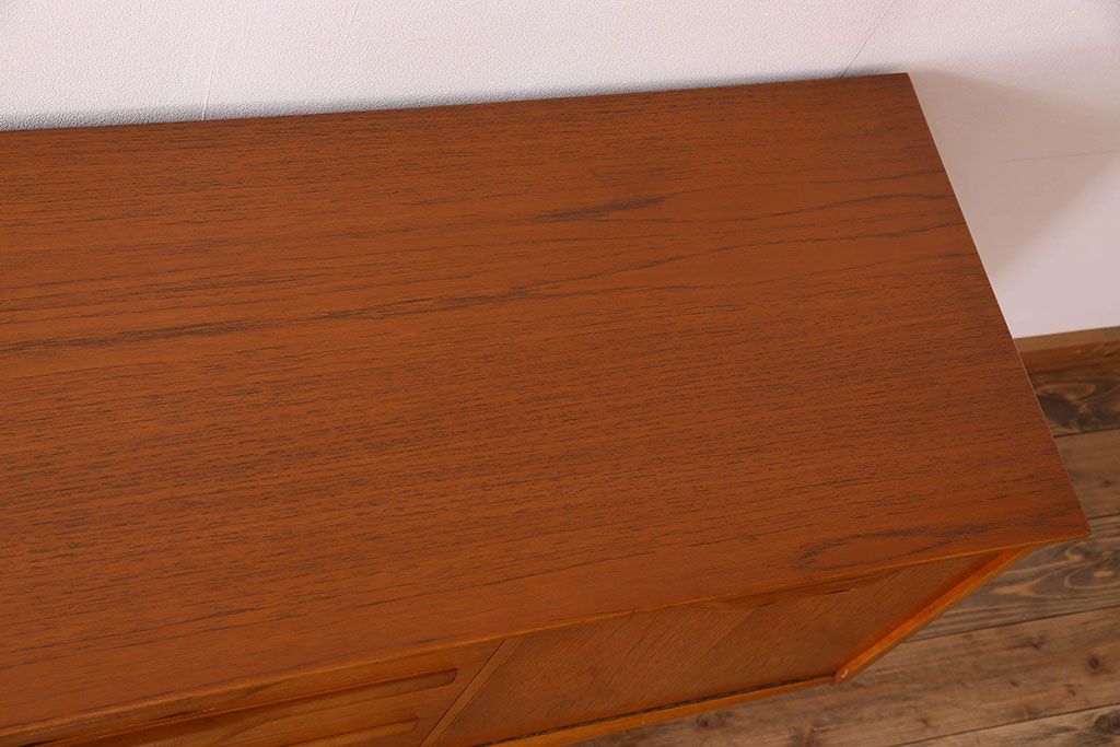 北欧家具　ビンテージ　チーク材　洗練されたデザインのサイドボード(ローボード)