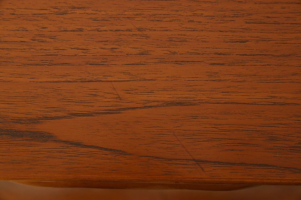 北欧家具　ビンテージ　チーク材　洗練されたデザインのサイドボード(ローボード)