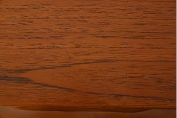 北欧家具　ビンテージ　チーク材　洗練されたデザインのサイドボード(ローボード)